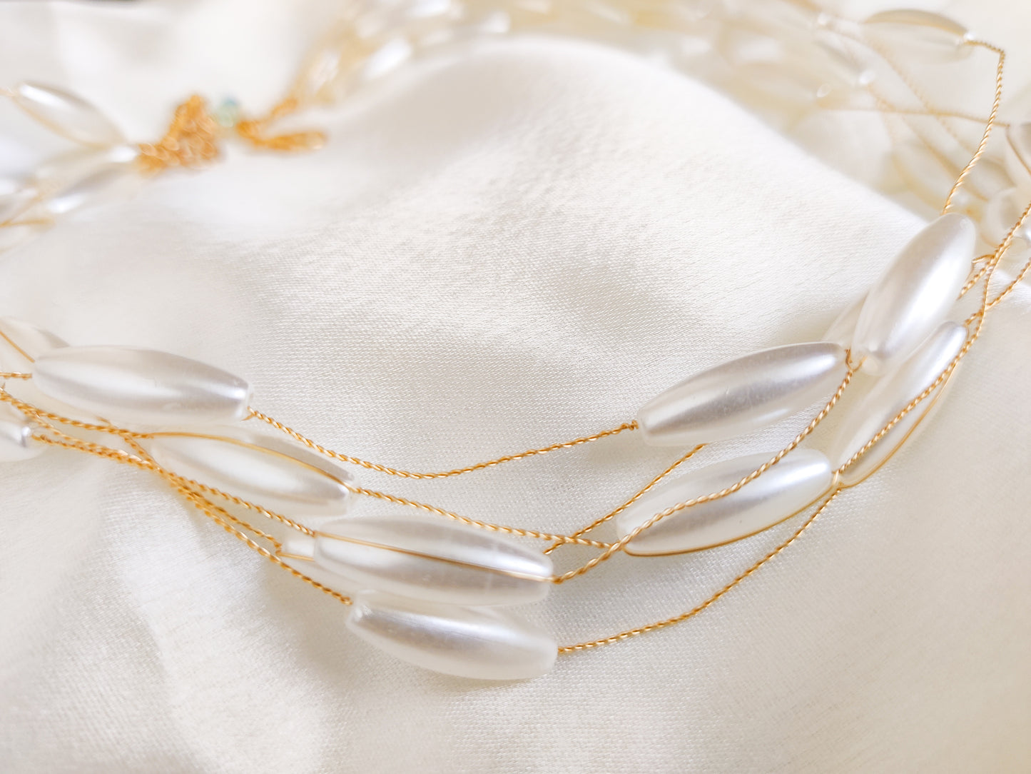 Pearl gold thread choker